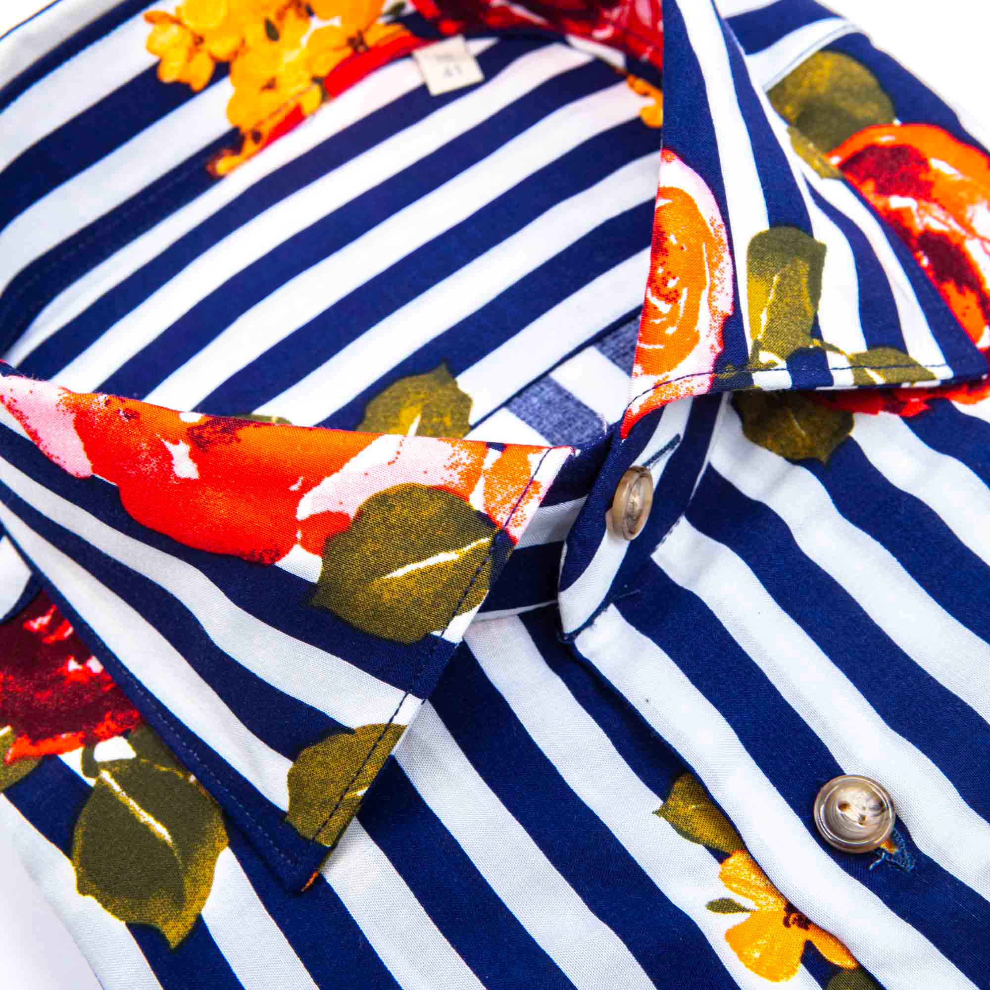 Camisa de rayas con estampado floral llamativo