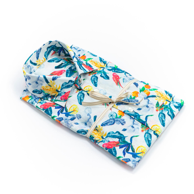 Camisa de lino con estampado de frutas tropicales y pájaros
