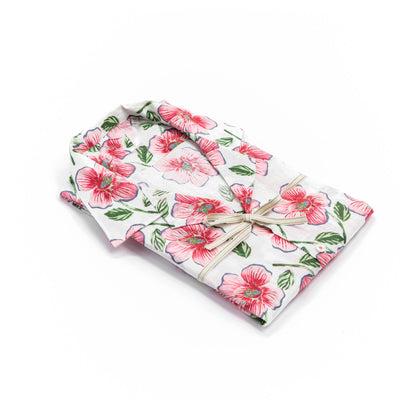 Camisa de lino azul cielo con interior floral en contraste