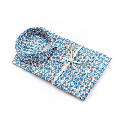 Camisa de lino azul cielo con interior floral en contraste