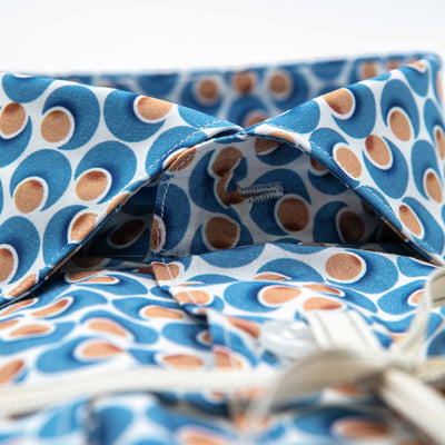 Camisa de lino azul cielo con interior floral en contraste