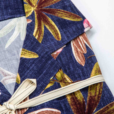 Camisa de lino azul cielo con interior floral en contraste