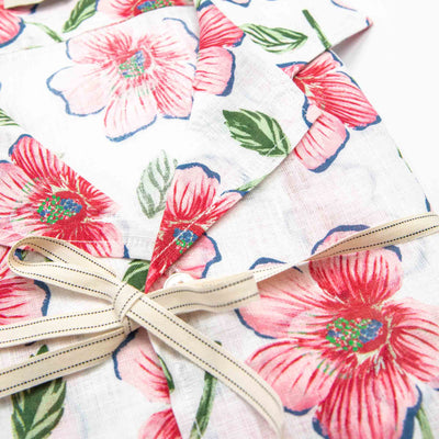 Camisa de lino azul cielo con interior floral en contraste
