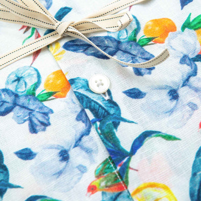 Camisa de lino con estampado de frutas tropicales y pájaros