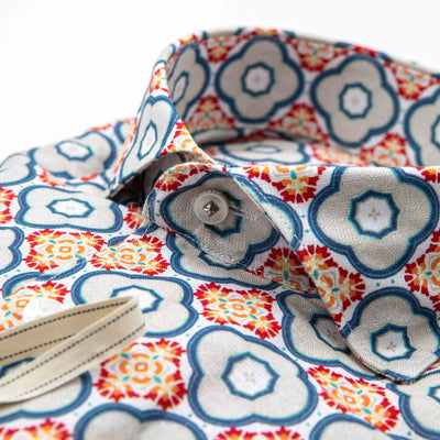 Camisa de lino azul cielo con interior floral en contraste