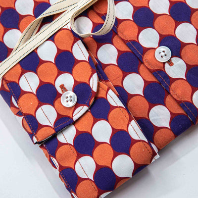 Camisa de lino azul cielo con interior floral en contraste