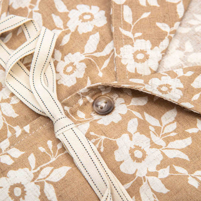Camisa de lino azul cielo con interior floral en contraste