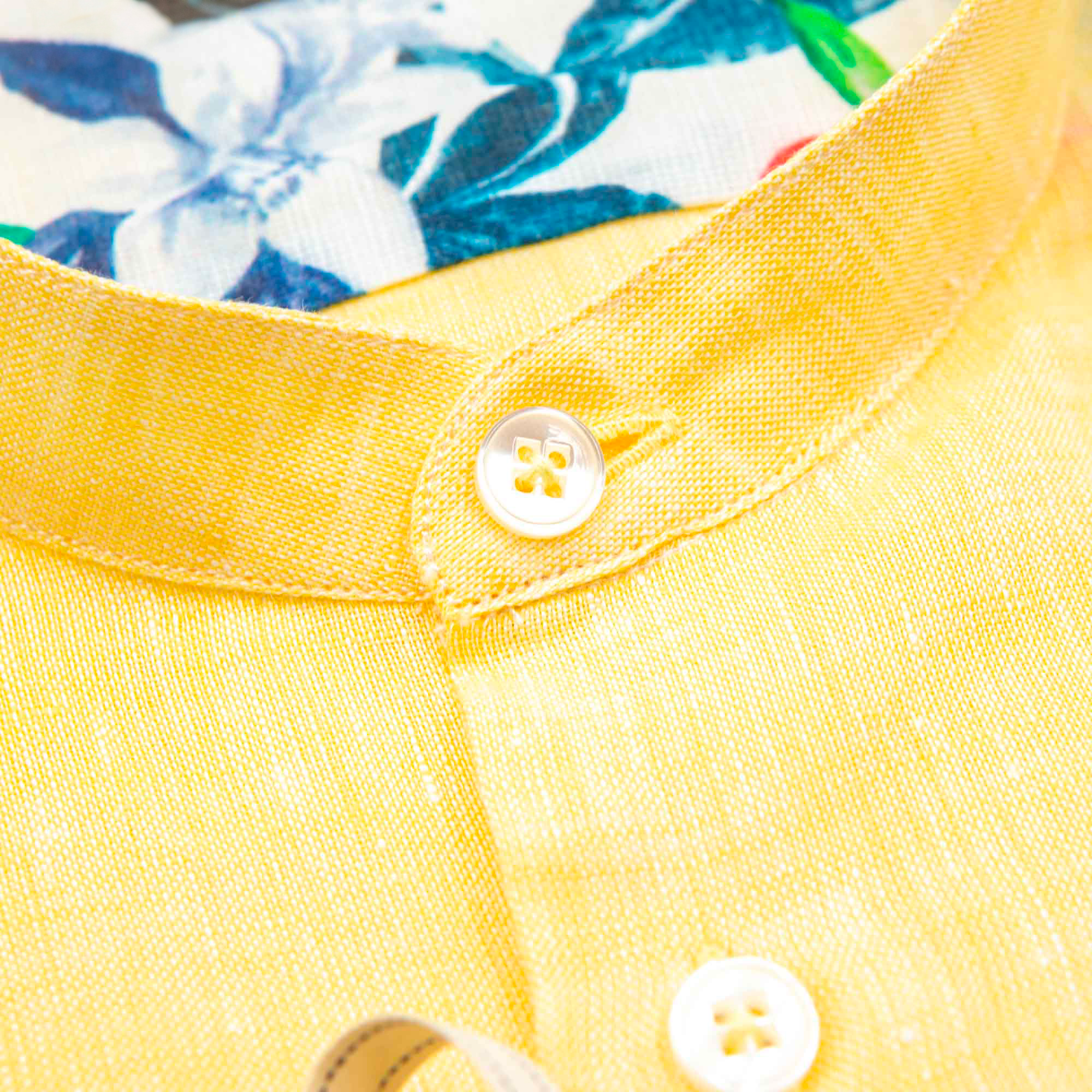 Camicia in lino giallo con collo a fascia e dettaglio interno floreale