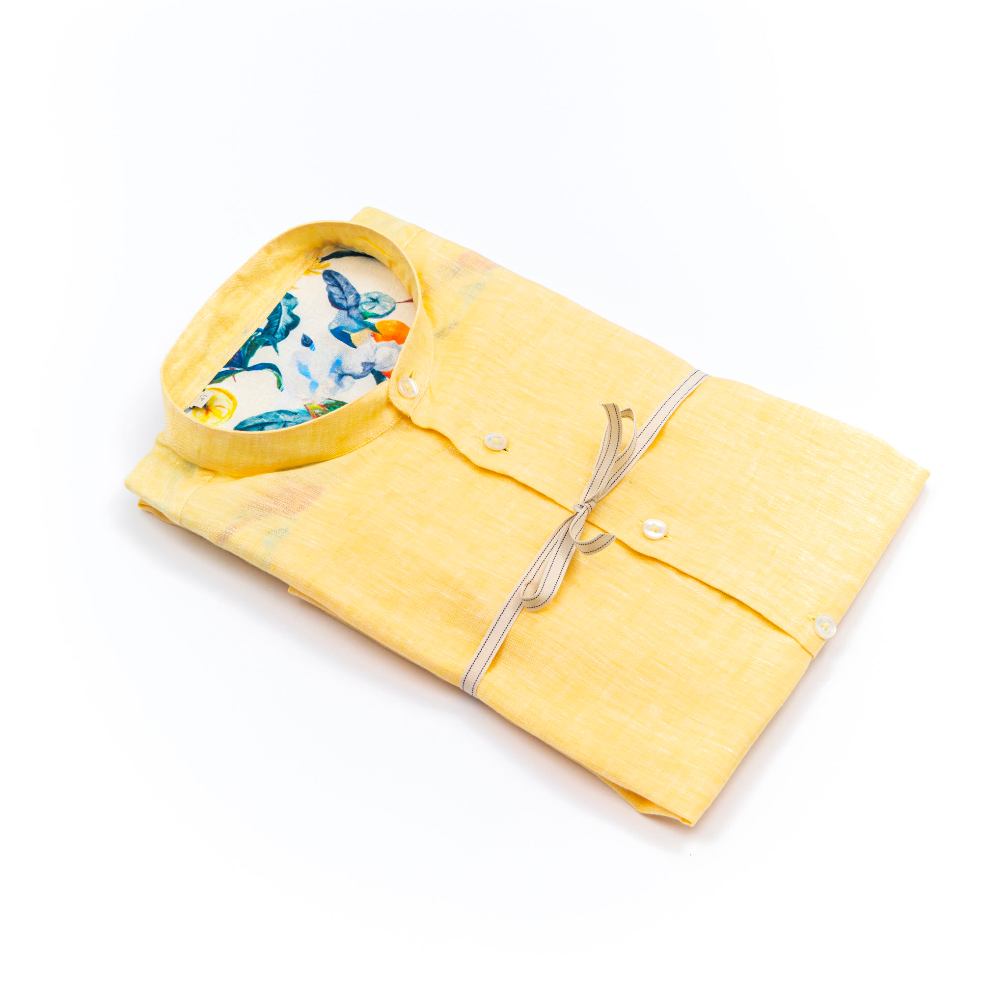 Camicia in lino giallo con collo a fascia e dettaglio interno floreale